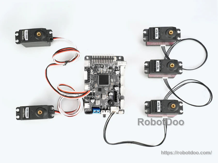 Multiple servos connected to the board to demonstrate PWM servo and serial bus servo expansion